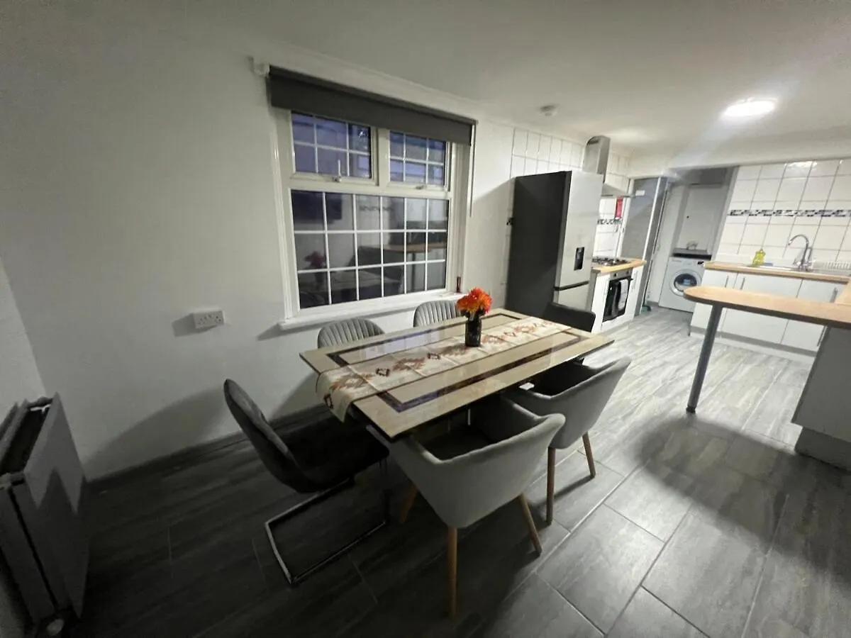 Holiday home Spacious 4 Bed House In Great Location Cardiff