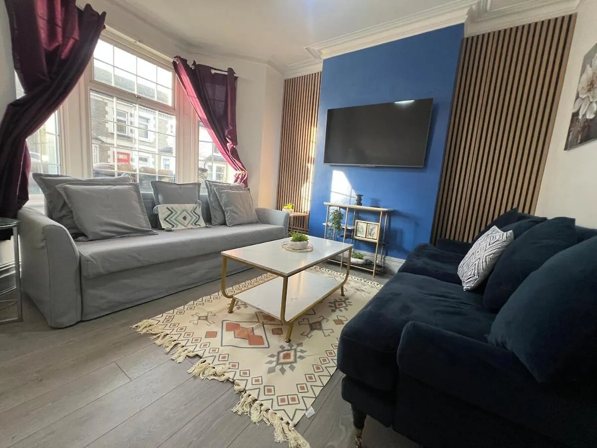 Spacious 4 Bed House In Great Location Cardiff 0*,  United Kingdom