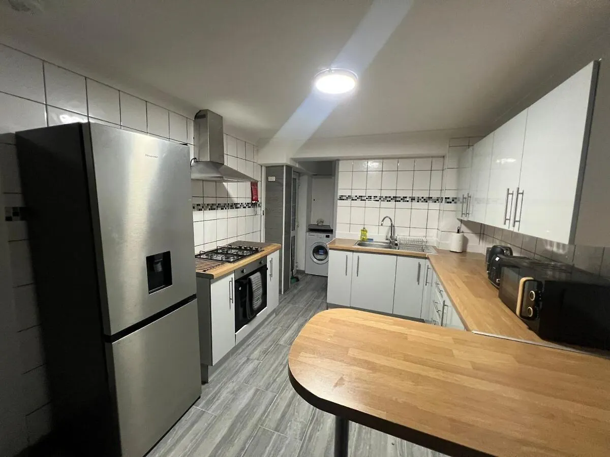Spacious 4 Bed House In Great Location Cardiff 0*,  United Kingdom