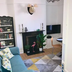 4 Double Beds City House, Virgin Tv Wifi Free Parking Holiday home